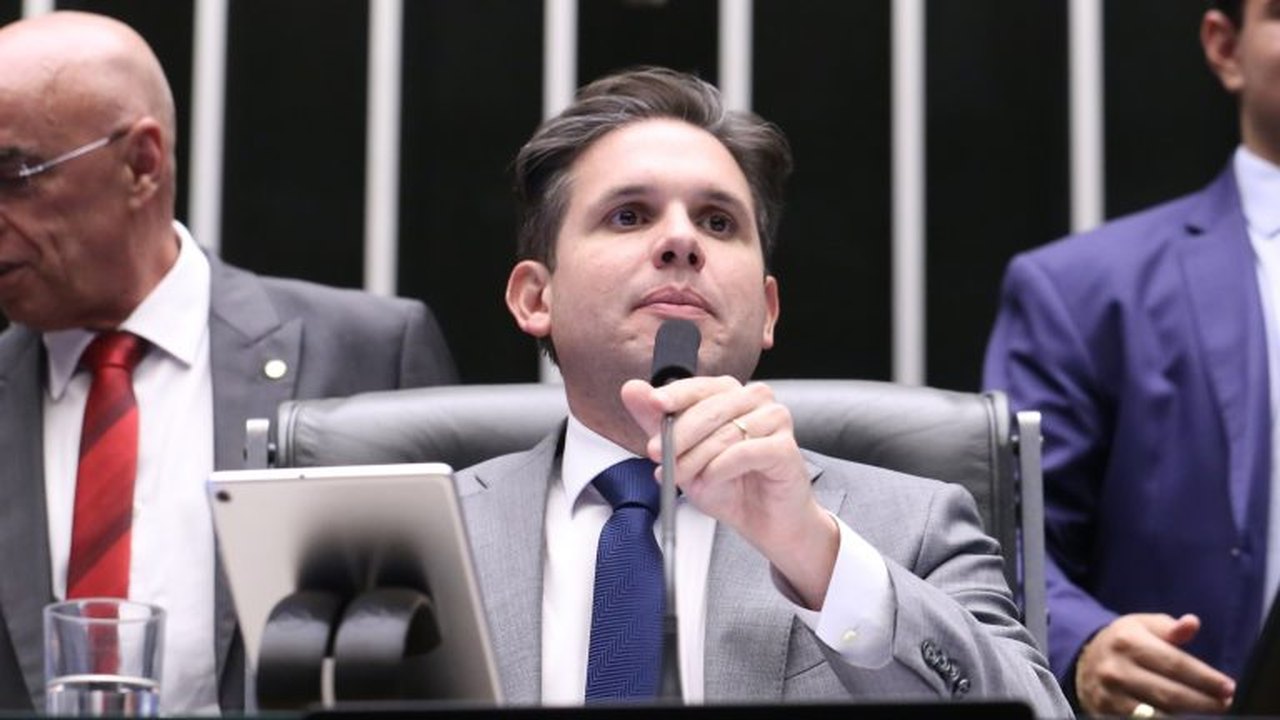 Hugo Motta e Aécio Neves discutem urgência de projeto que restringe propaganda de bets