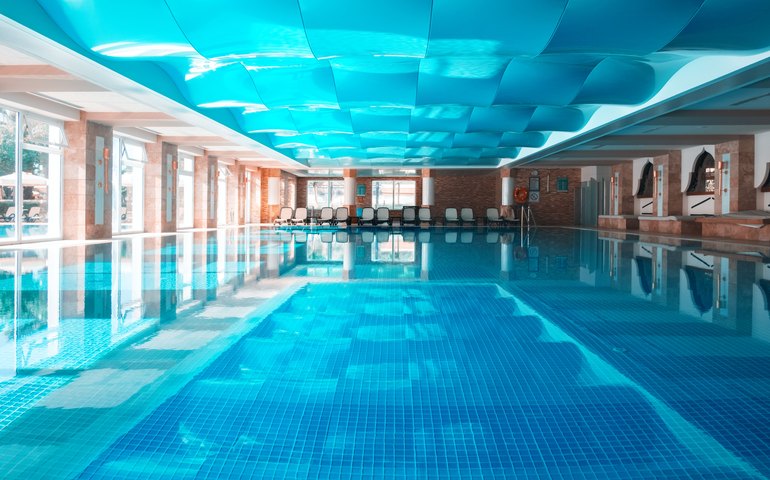 Cuidado com ambientes de piscina aquecida protege estrutura e usuários