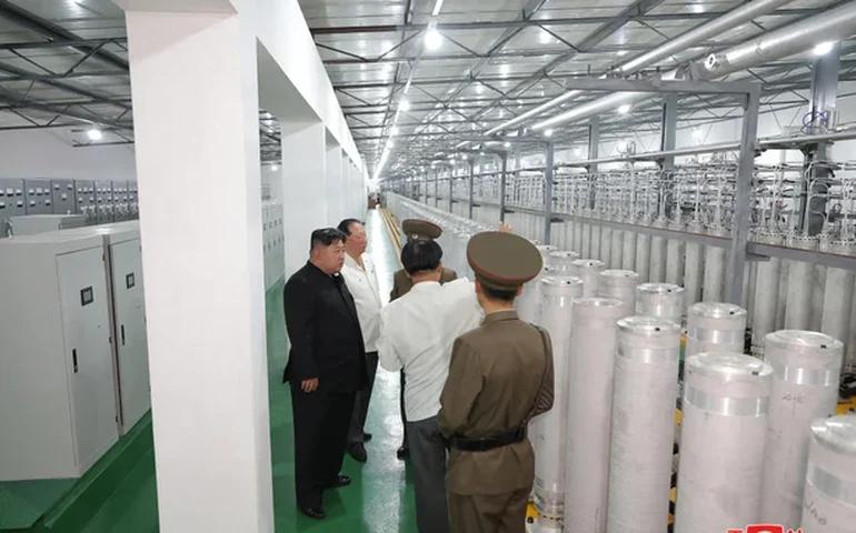 Coreia do Norte exibe pela primeira vez suas instalações de enriquecimento de urânio; vídeo