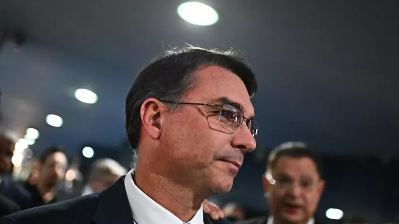 Flávio admite trocar anistia por redução de penas em determinados crimes para emplacar projeto