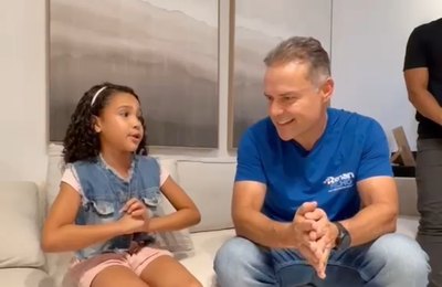 Renan Filho conhece criança que viralizou falando inglês e exalta educação pública