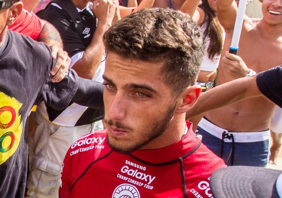 Filipe Toledo e Italo Ferreira garantem vagam na 3ª fase do Mundial de Surfe