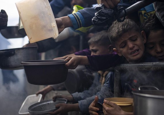 Ataque israelense contra pessoas que aguardavam ajuda em Gaza deixa 20 mortos, diz mídia