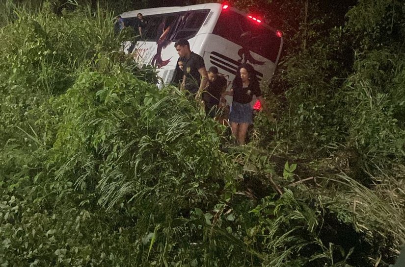 Ônibus com estudantes de Pilar se envolve em acidente na AL-101 Sul