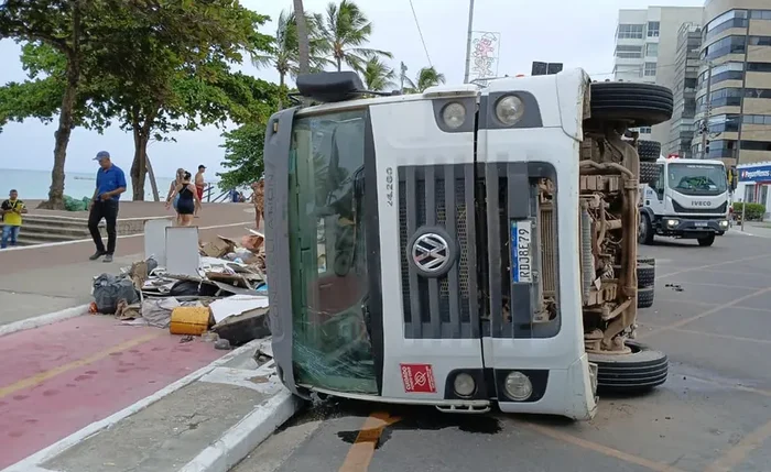Caminhão de lixo tombado na Ponta Verde