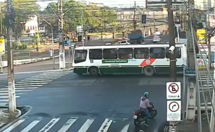 Ônibus da Veleiro ficou sem freio na manhã de ontem Ônibus da Veleiro ficou sem freio na manhã de ontem