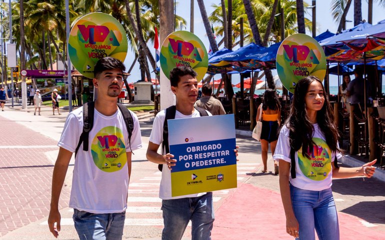 Interação com condutores, pedestres e banhistas marca o início das ações de verão do Detran
