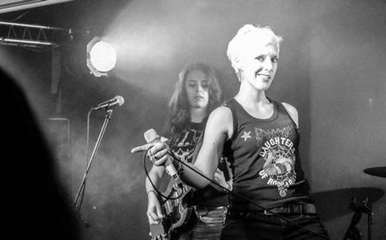 Milagre: Cantora baleada seis vezes durante ataque em Paris acorda do coma