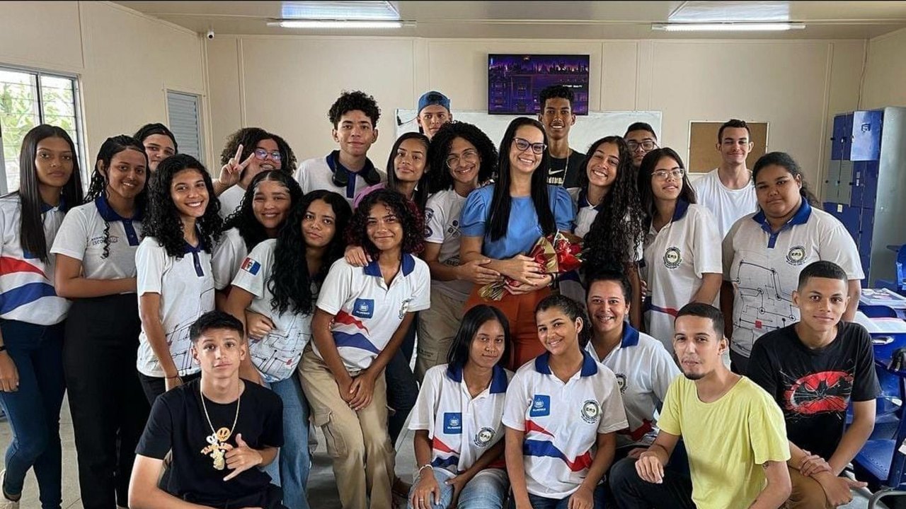 Professora Juliana Fernandes inspira alunos com gestão humanizada e acolhedora