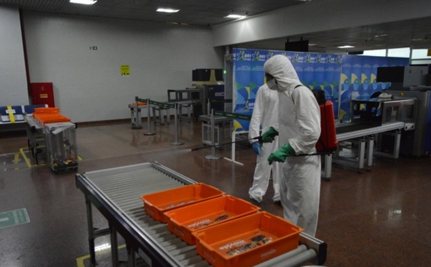 Com mais voos previstos para julho, aeroporto de Maceió passa por desinfecção