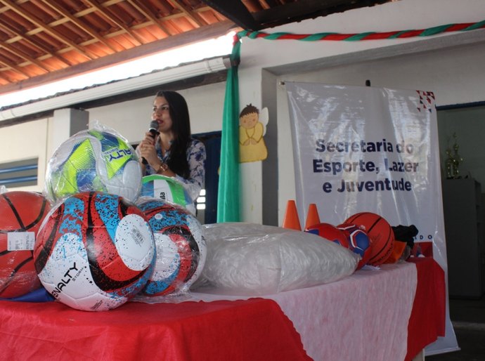 Selaj entrega kits de materiais esportivos em Piranhas e Delmiro