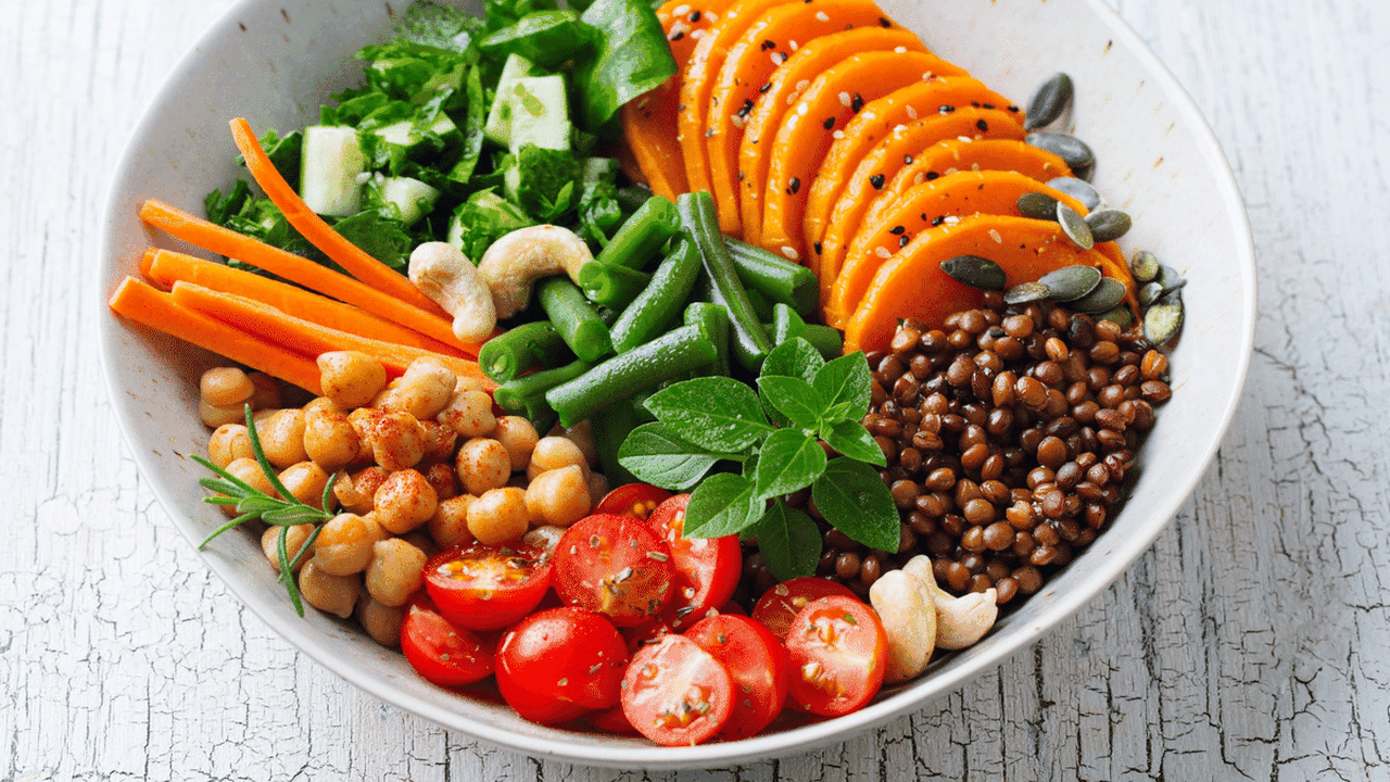 Saladas proteicas: 5 receitas com proteínas vegetais para o almoço