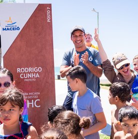 Prefeito Rodrigo Cunha entrega novo espaço de lazer no Posto 7, na Jatiúca