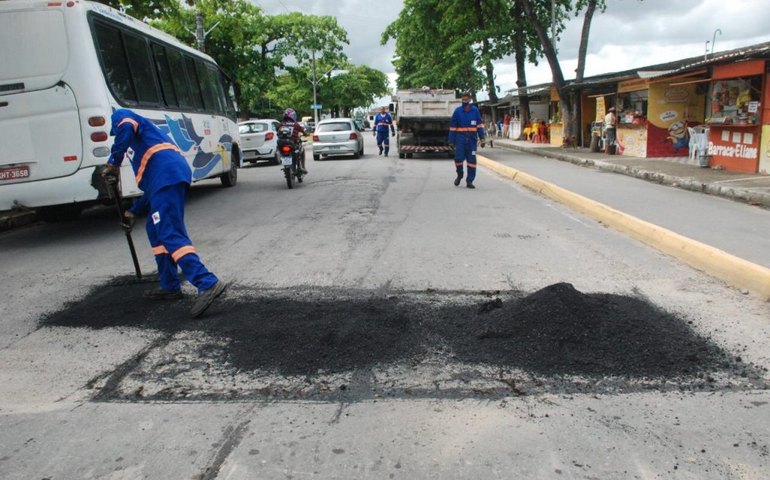Operação tapa-buraco: Centro, Ponta Verde, Farol e Cidade Universitária recebem ações