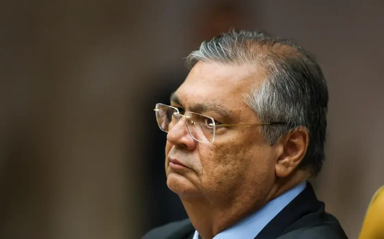 Dino suspende decisão da CPMI do INSS que quebrou sigilos de Lulinha