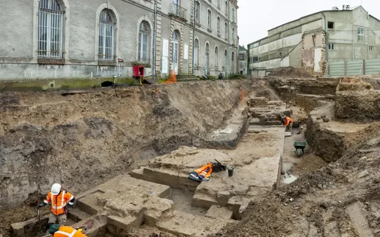 Fosso com água, sistema de drenagem e escadarias intactas: castelo do século XIV é encontrado enterrado na França 