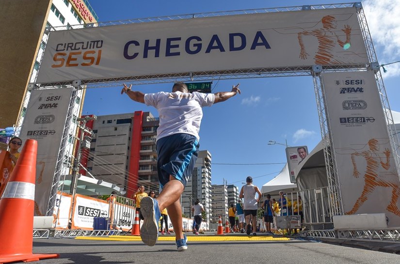Circuito de corrida Sesi entrega kits para os inscritos na etapa de Maceió