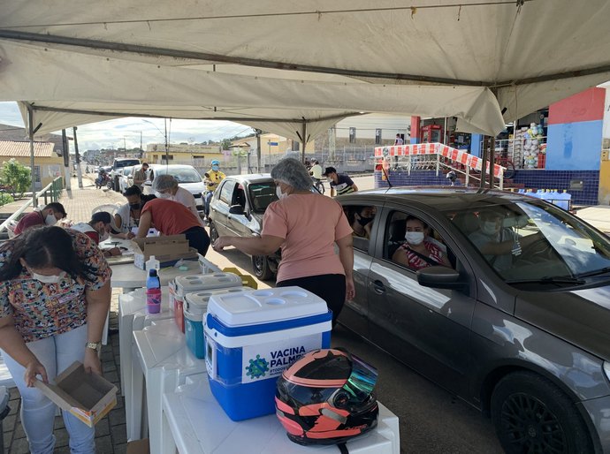 Palmeira adere ao drive thru e primeiro dia é sucesso na vacina contra a Covid-19