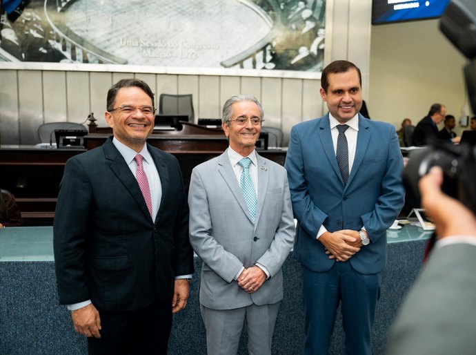 Governador em exercício vai à Assembleia Legislativa e ressalta maturidade dos poderes em Alagoas