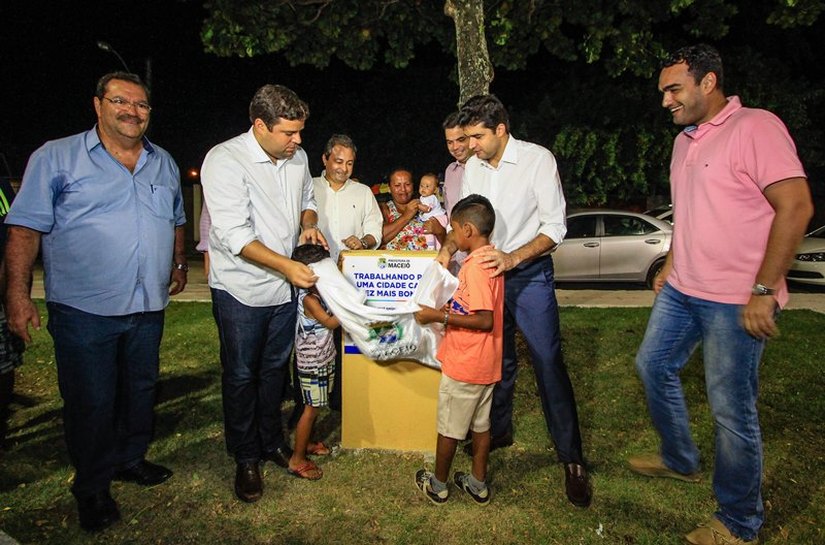 Rui Palmeira entrega revitalização de praça a comunidade de Riacho Doce