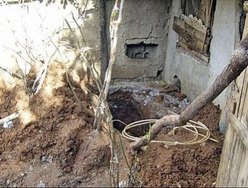 Buraco onde Medine Memi foi enterrada, no quintal da casa em Adiyaman, sudeste da Turquia