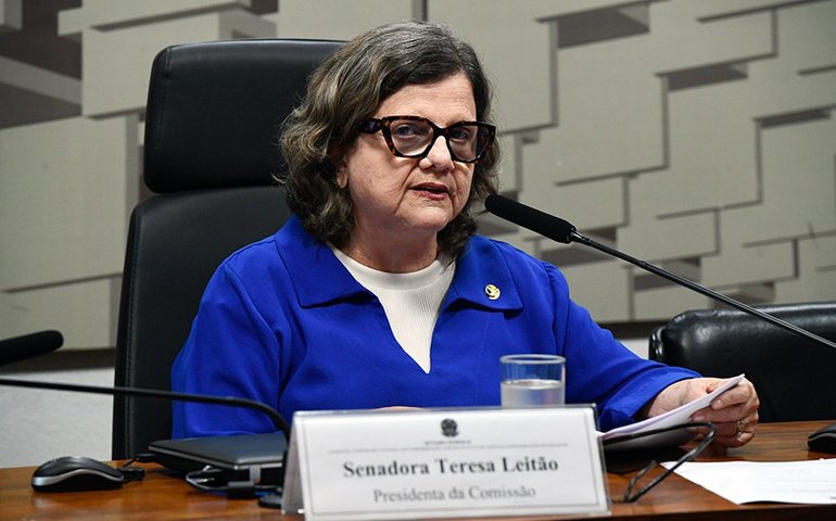 Teresa Leitão homenageia professores e cobra pagamento do piso salarial nacional