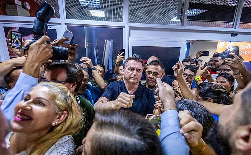Bolsonaro chega a AL para festas de fim de ano e é recepcionado por multidão em aeroporto