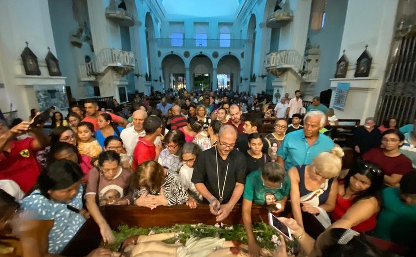 Fiéis participam de celebração de Paixão de Cristo em Maceió