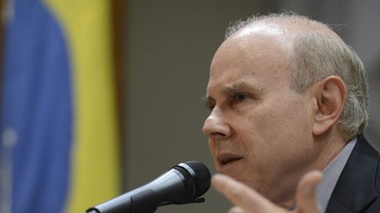 Mantega não descarta aumento de impostos em 2014