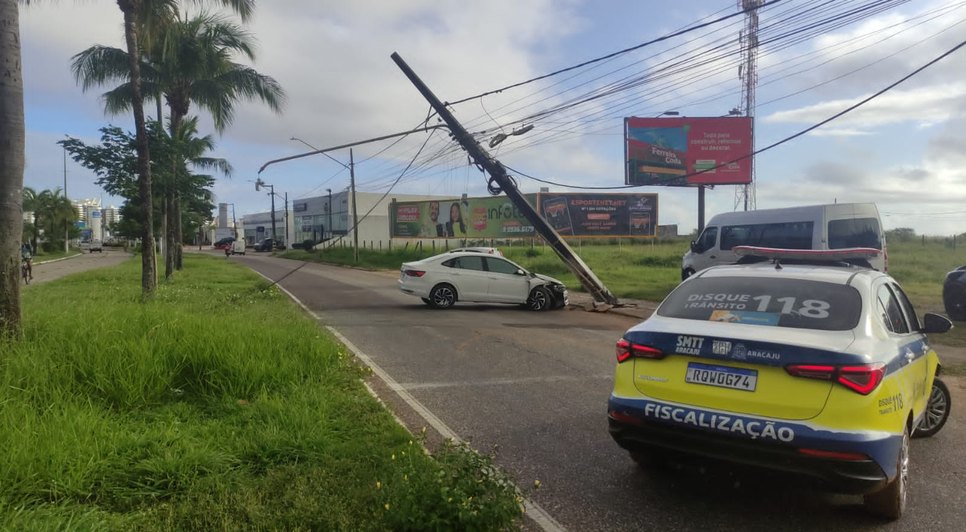 Carro derruba poste de energia na Zona Sul de Aracaju