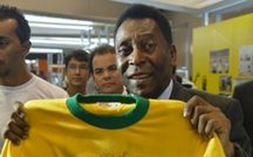 Pelé volta a ser internado em São Paulo