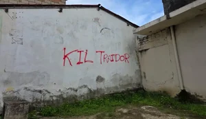 Muro aparece pichado com a frase “Kil Traidor” em tinta vermelha. Fonte: BR104