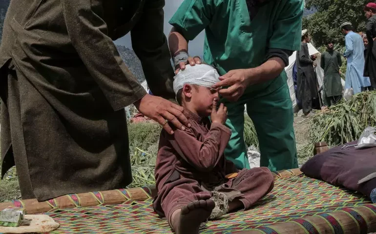 Mortes em terremoto no Afeganistão passam de 2,2 mil