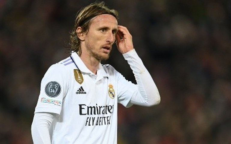 Time que revelou Modric usa jornal espanhol em campanha para retorno do jogador: 'todas as opções em aberto'