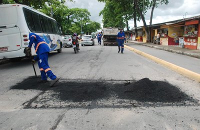 Operação tapa-buraco: Centro, Ponta Verde, Farol e Cidade Universitária recebem ações