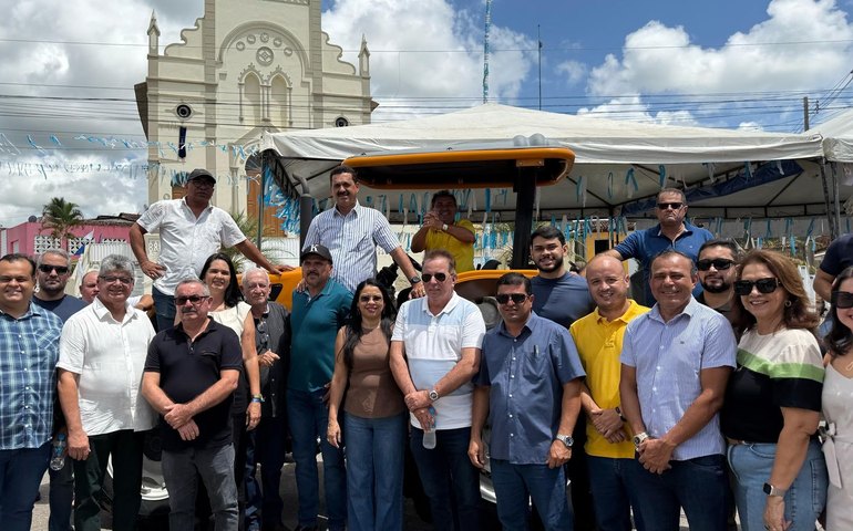 Conagreste entrega trator e implementos agrícolas em Tanque D’Árca