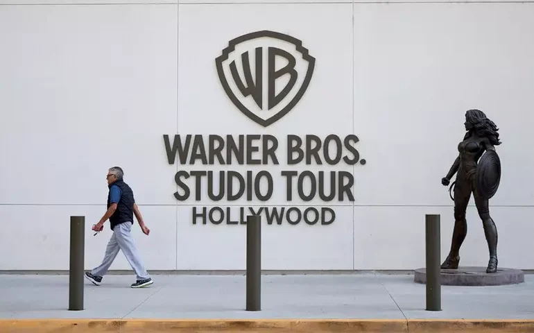 Acionistas da Warner aprovam fusão com Paramount; veja próximos passos