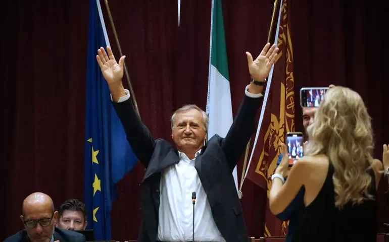 Ex-prefeito de Veneza é indiciado por suposta fraude em gastos eleitorais