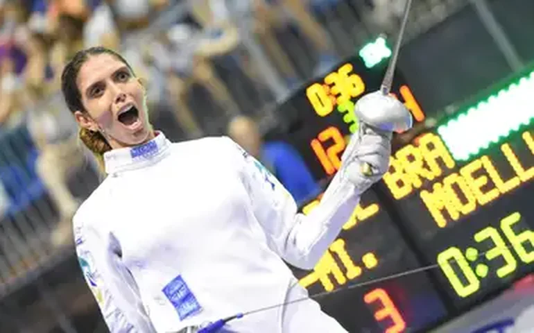 Nahalie Moellhausen carimba 1ª vaga da esgrima do Brasil em Paris 2024