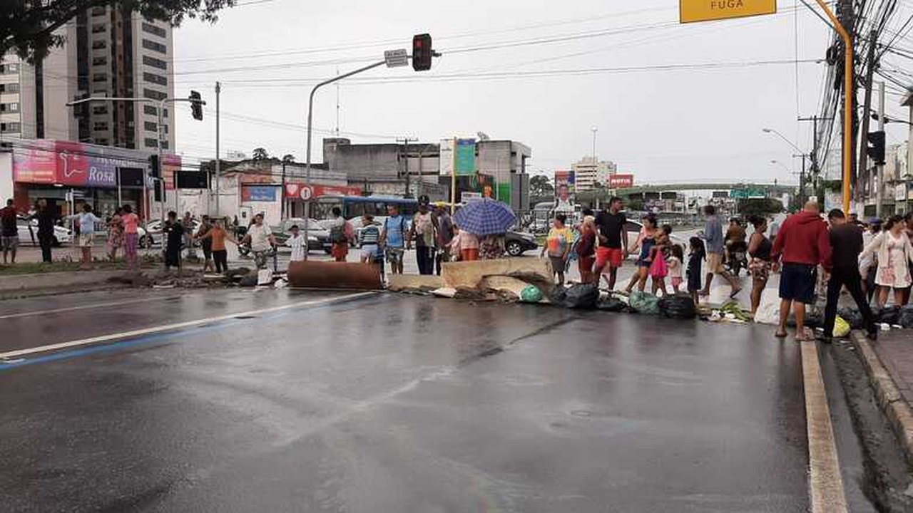 [VÍTIMAS DA ENCHENTE] Moradores do Bom Parto fecham a Fernandes Lima em protesto por ajuda