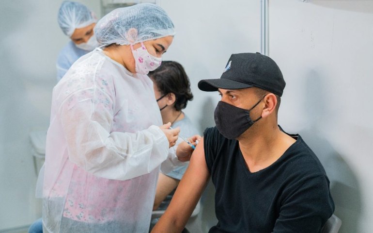 Arapiraca reduz faixa etária de vacinação para 22 anos ou mais