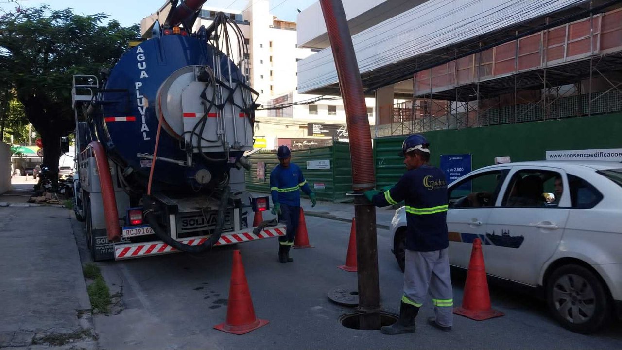 Desobstrução de galeria: cimento é retirado de dentro do sistema de drenagem na Ponta Verde