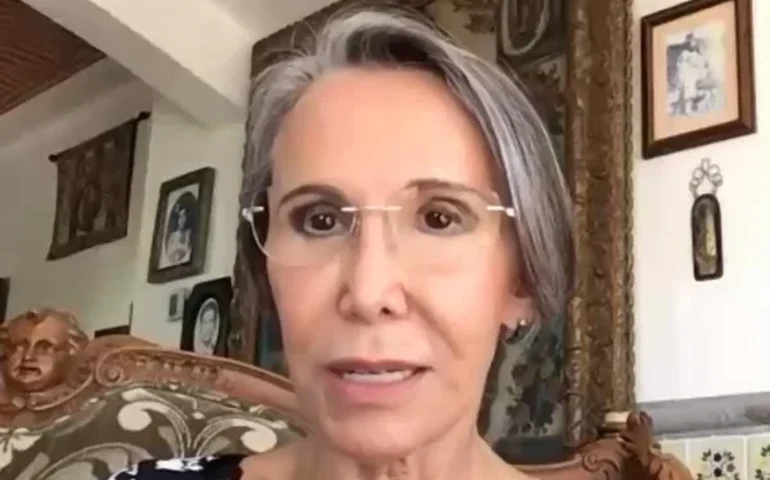 Florinda Meza chora ao relembrar minutos finais de Roberto Bolaños, o Chaves