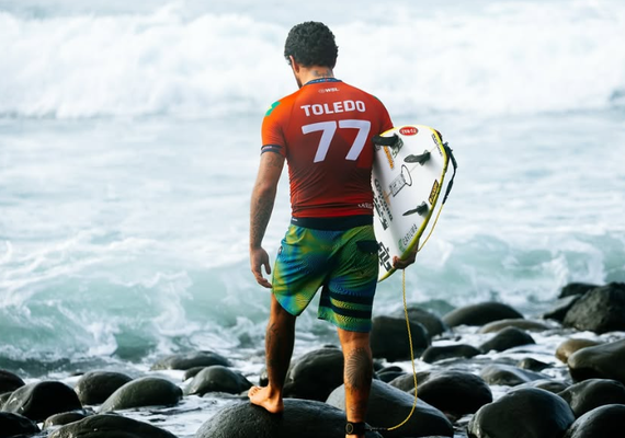 Filipe Toledo bate velho 'freguês' e é campeão da etapa de Gold Coast do Mundial de Surfe