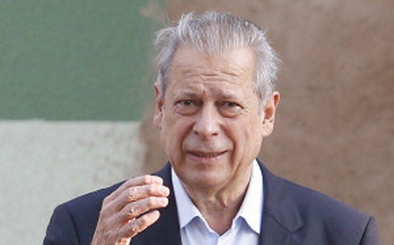 Após 11 meses na prisão, José Dirceu vai cumprir pena em casa