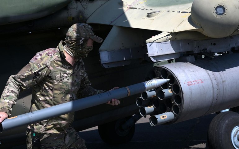 Exército russo atinge empresas do complexo militar-industrial em Kiev e aeródromo militar, diz MD