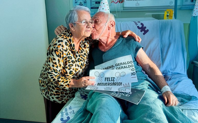 Aos 80 anos, aposentado celebra aniversário com alta médica no Hospital da Cidade