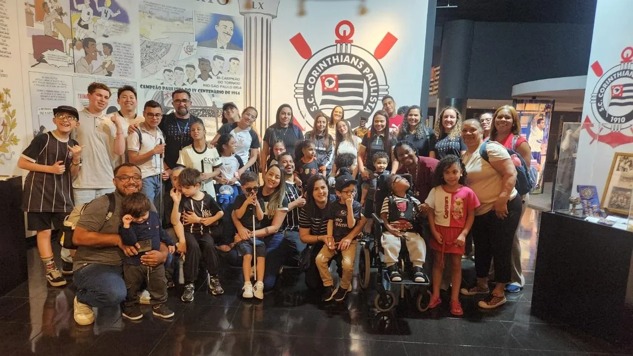 Corinthians recebe crianças e adolescentes com deficiência visual