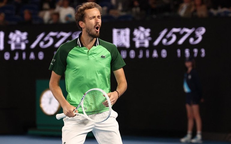Medvedev passa sem sustos por Fokina e avança à semifinal em dia de desistências em Dubai