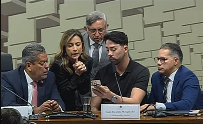 Rico Melquiades mostrando o jogo do Tigrinho aos senadores Rico Melquiades mostrando o jogo do Tigrinho aos senadores